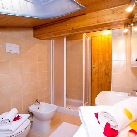 Casa de Férias Sleeps 7 Sala Comacina